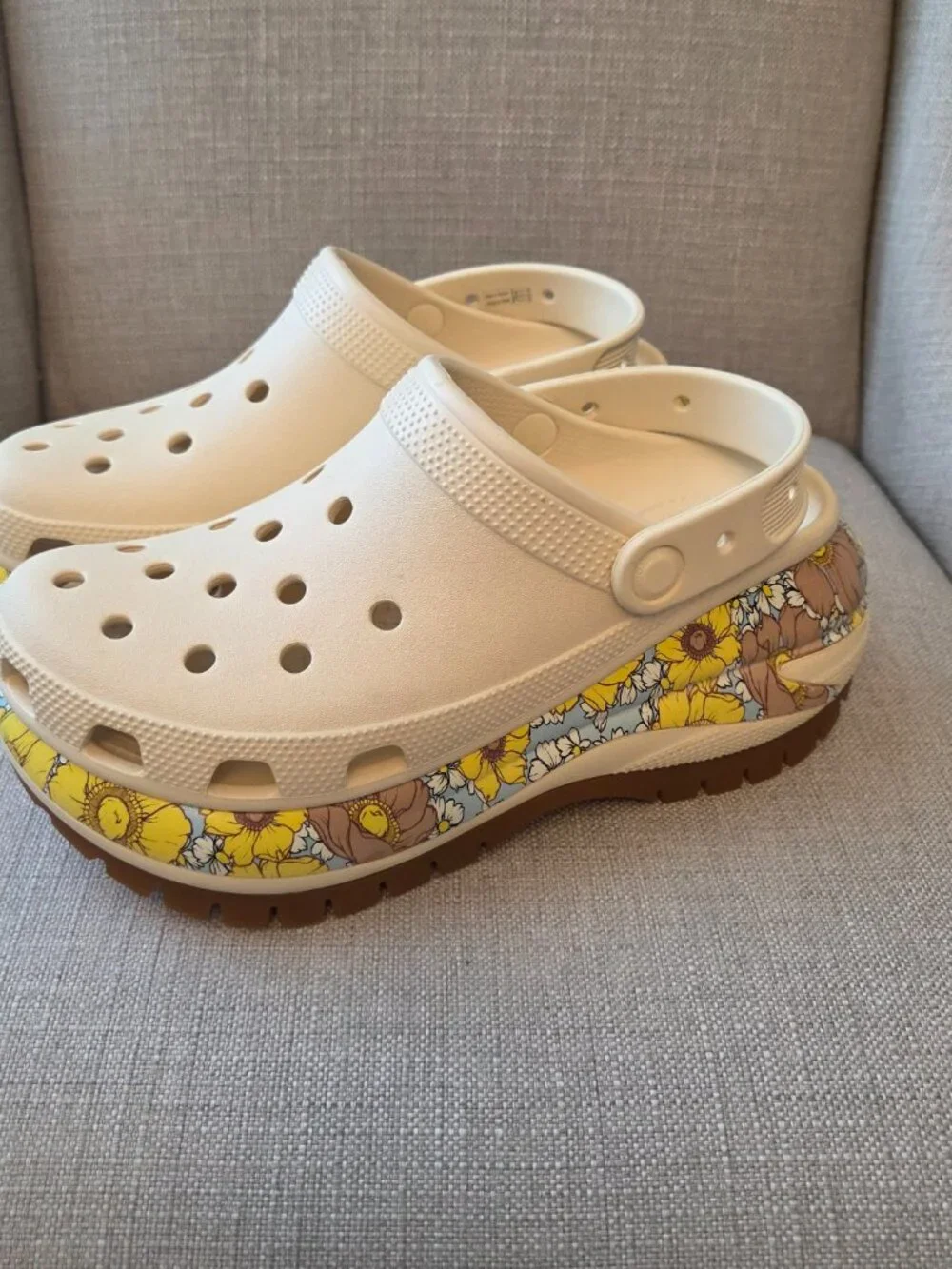 Crocs Mega Crush Clog Size 8 Womens Vanilla Multi Retro Floral Yellow Platform